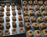 Foto langkah ke 3 dari resep Tumbprint Strobery Cheese cookies.