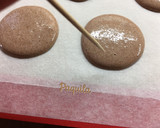 Foto del paso 7 de la receta: ⚜️Macarons chocolateados rellenos con crema de leche & avellanas ⚜️