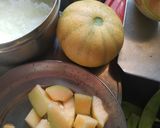 A picture of step 1 of Muskmelon smoothie.