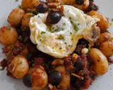 Foto del paso 2 de la receta: Patatas a la puttanesca con huevo frito