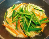 Foto del paso 4 de la receta: Noodles de arroz con brochetas de Pollo y Verduras