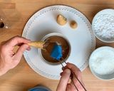 Foto del passaggio 18 della ricetta Crostata di Natale con Panna Cotta, Crema di Mele e Cioccolato