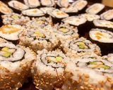 Foto del paso 9 de la receta Maki y uramaki 🍣🍙🍚🍤🇯🇵🇯🇵🇯🇵