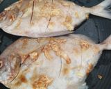 Foto langkah ke 2 dari resep Ikan Bawal Kukus Simple.
