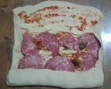 Foto del paso 3 de la receta: Pizza rellena arrollada