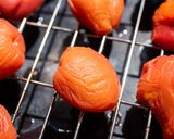 A picture of step 3 of Japanese salty pickled apricots.