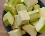 Une image de l'étape 1 de Flan-cake rose aux dés de courgette & oignon rouge.
