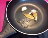 Foto del paso 5 de la receta Huevos a la flamenca con setas y chicharrones