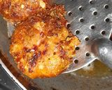 A picture of step 5 of Beetroot Potato Kabab dahi ki chutney.