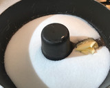 Foto del paso 1 de la receta: Torta de bananas y caramelos de dulce de leche