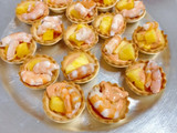 Tartaletas con langostinos, piña y salsa cocktail