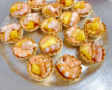Foto del paso 2 de la receta: Tartaletas con langostinos, piña y salsa cocktail