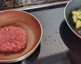 Foto del paso 2 de la receta: Calabacín salteado con queso y hamburguesa