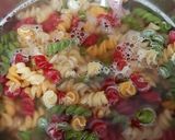 Foto del paso 1 de la receta: Fideos tornillos de colores con atún salteado