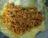 Foto langkah ke 7 dari resep Nasi goreng gulung.