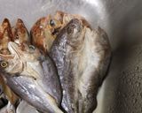 Gambar langkah 3 resipi Masak Lemak Labu Kuning, Ikan Gelama Asin & Pucuk Manis.