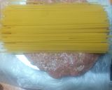 Foto del paso 4 de la receta: Espaguetis en canasta de hamburguesa casera y picante de tomate