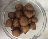 A picture of step 4 of Banana fritters or banana balls.