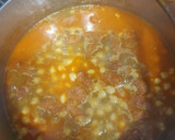 Foto del paso 3 de la receta: Garbanzos con chistorra y patata en fondo de salsa vino tinto
