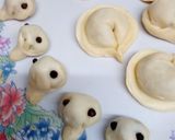 A picture of step 5 of Duck shape samosa.