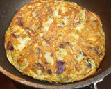 Foto del paso 5 de la receta: Tortilla de calabacín y cebolla morada, jugosa y ligera
