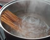 Foto del paso 1 de la receta: Espaguetis integrales con Sajonia al ajillo y toque picante