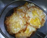Foto langkah ke 1 dari resep Telur mata sapi kuah kecap.
