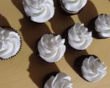 Foto langkah ke 5 dari resep Black & White Orchid Cup Cake.