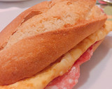 Foto del paso 5 de la receta: Bocadillo de tortilla francesa y queso!