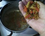 Foto del paso 4 de la receta: Morrones rellenos con fideos y salchichas🌶️ ¯\(ツ)/¯🍝
