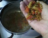 Foto del paso 4 de la receta: Morrones rellenos con fideos y salchichas🌶️ ¯⁠\⁠(⁠ツ⁠)⁠/⁠¯🍝