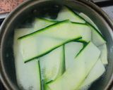 Foto del paso 2 de la receta: Rollitos de calabacín rellenos 🥒