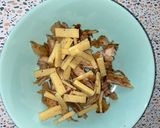 Фото кроку 1 до Салат с жареными грибами и курицей.