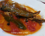 Foto del paso 5 de la receta: Chicharros en salsa de tomate con cúrcuma y pimienta de Jamaica