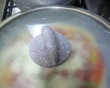 صورة لخطوة 3 من وصفة بيتزا المقلاه سهلة ولذيذه 👌😋