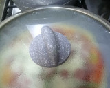 صورة لخطوة 3 من وصفة بيتزا المقلاه سهلة ولذيذه 👌😋