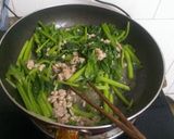 Hình bước làm 4 của món Rau bó xôi xào thịt 