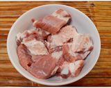 A picture of step 2 of Honey-Braised Pork Ribs.