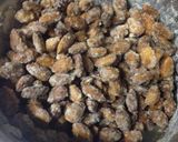 รูปขั้นตอนการทำที่ 3 ของ คาราเมลอัลมอนด์เคลือบช็อกโกเเลต (Chocolate-covered caramelized almonds)