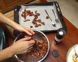 รูปขั้นตอนการทำที่ 6 ของ คาราเมลอัลมอนด์เคลือบช็อกโกเเลต (Chocolate-covered caramelized almonds)