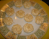 Foto del paso 2 de la receta: Canapés de queso a las finas hierbas y almendras