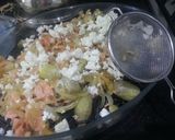 Foto del paso 4 de la receta: Espaguetis al nero di sepia con salmón ahumado y queso feta