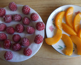 Foto del paso 6 de la receta: Corona roja al Oporto con frutas y nata