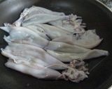 Foto del paso 1 de la receta: Calamares con cebolla caramelizada