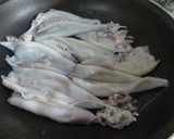 Foto del paso 1 de la receta: Calamares con cebolla caramelizada