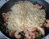 Foto del paso 5 de la receta: Fideos con gambas y judías