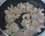 Foto del paso 2 de la receta: Huevos rellenos de gambas