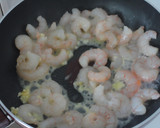Foto del paso 2 de la receta: Huevos rellenos de gambas