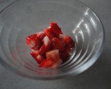 Foto del paso 1 de la receta: Yogur con fresas