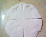 Foto del paso 2 de la receta: Pizza de jamón y queso con forma de rosa